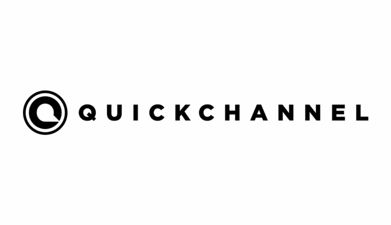 Quickchannels logotyp med en cirkulär ikon till vänster som innehåller en silhuett, följt av ordet "QUICKCHANNEL" i feta, svarta versaler på en grå bakgrund - perfekt för STV:s streaminglösningar.