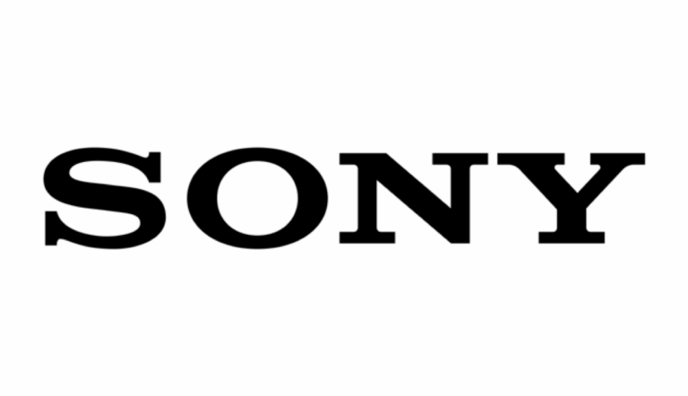 Bilden visar Sony-logotypen i feta, svarta versaler på en grå bakgrund, tillsammans med STV-varumärket.