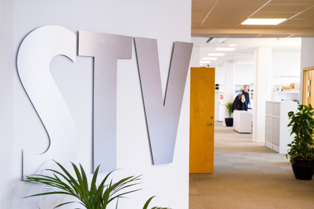 STV-logga på en vägg i ett kontor