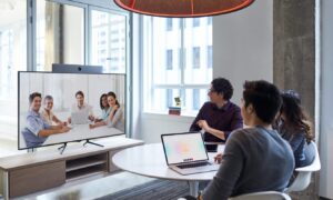 Personer som ansluter online till ett konferensrum med andra personer