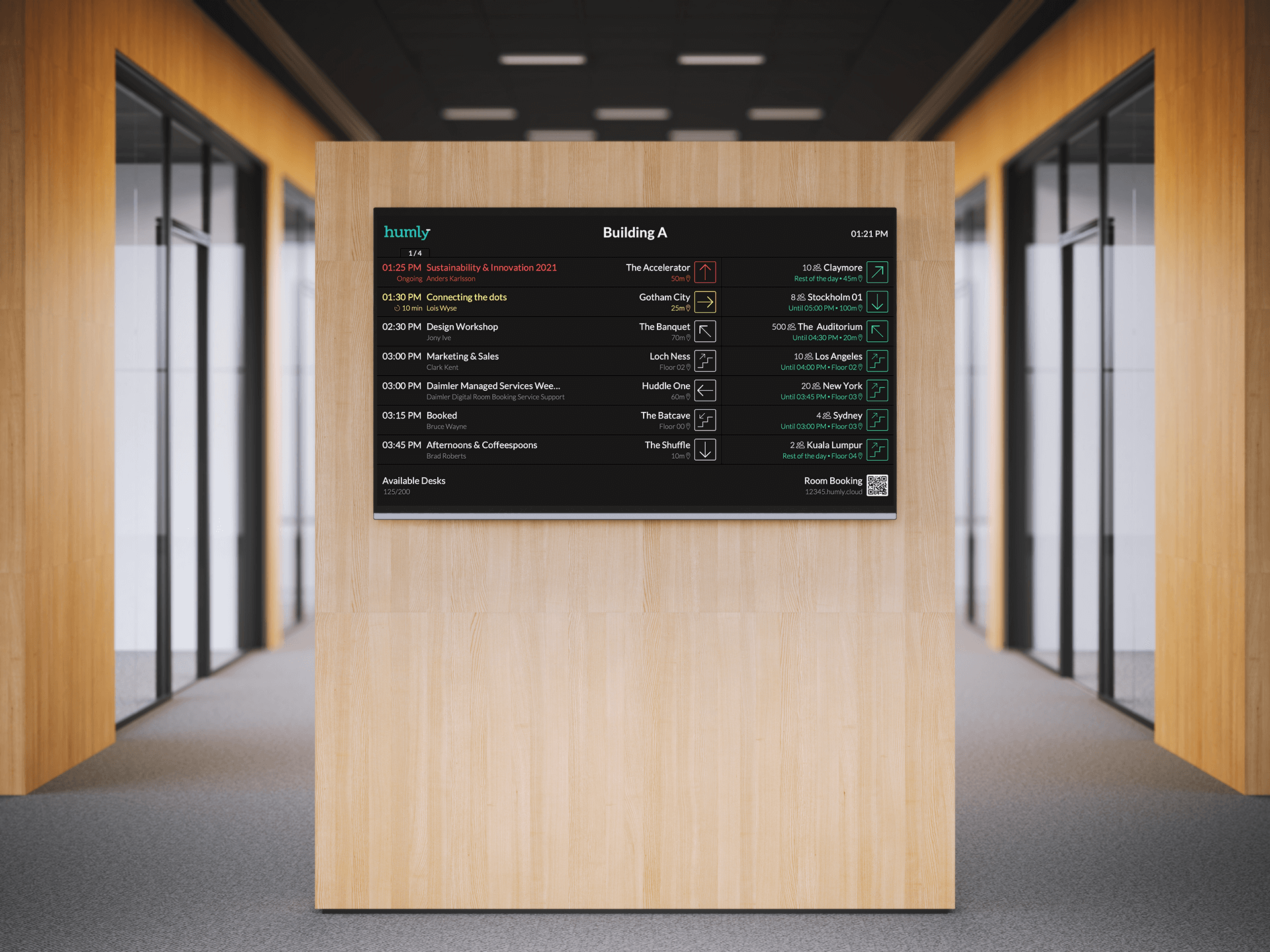 En Bokningsdisplayer i en modern hall visar en digital lista över mötesrumsbokningar och scheman för byggnad A, inklusive rumsnamn, evenemangstitlar och tider.
