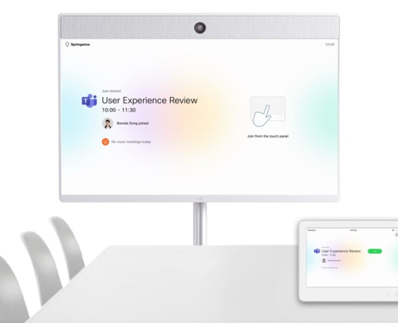 Ett konferensrum med en stor skärm och pekskärm, sömlöst integrerad med Microsoft Teams, som visar ett möte med titeln "User Experience Review".