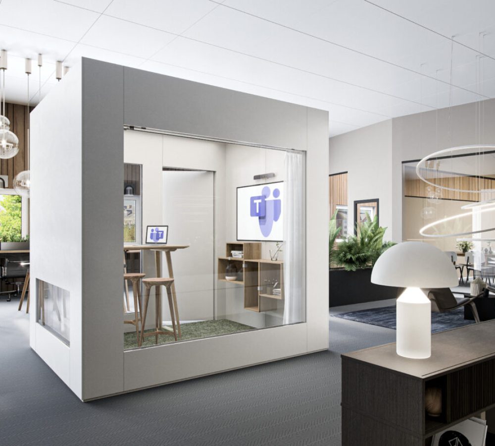 Modernt kontorsutrymme med en mötespod i glas som visar Microsoft Teams-logotypen på en skärm, omgiven av moderna möbler och inomhusväxter.